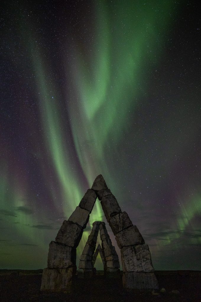 Aurora über dem „Arctic Henge“, eine Steinskulptur im hohen Norden Islands