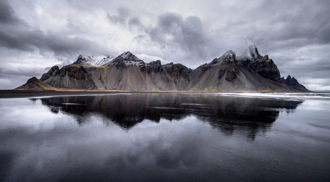 Vestrahorn auf Island mit Reflexion im Wasser